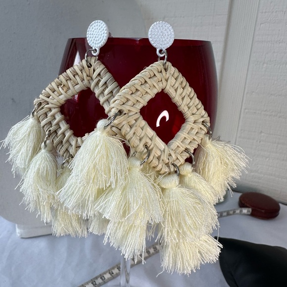 Large beach vibe beige multi tassel earrings - Picture 4 of 4